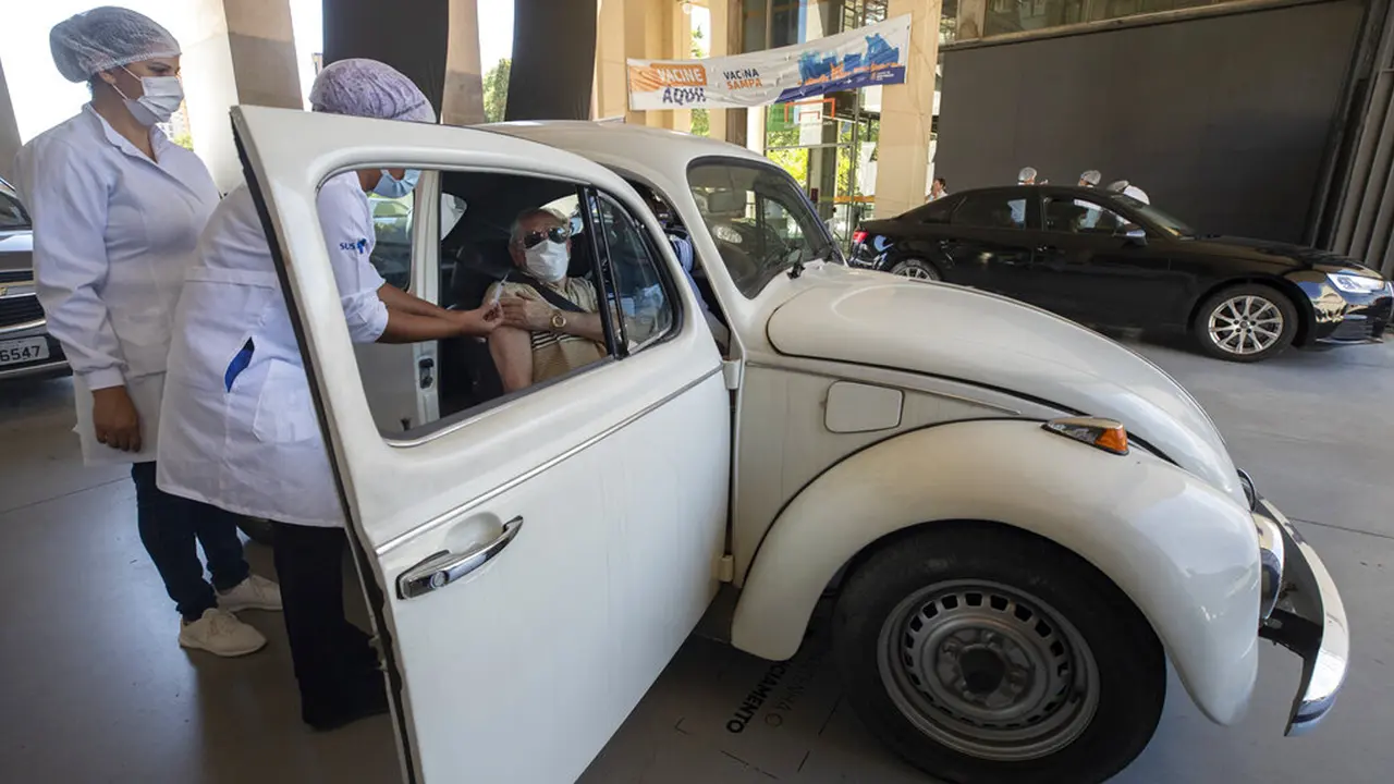 FOTO: Lansia Brasil Jalani Vaksinasi COVID-19 Secara Drive-Thru