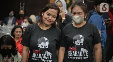 Pendukung Richard Eliezer berpose sebelum dimulainya sidang pembacaan nota pembelaan atau pledoi di Pengadilan Negeri Jakarta Selatan, Rabu (25/1/2023). Mereka yang mengatasnamakan 'Eliezer's Angles' ingin memberikan dukungan ke mantan ajudan Ferdy Sambo jelang pembacaan nota pembelaan atau pledoi.  (Liputan6.com/Faizal Fanani)