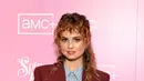 Debby Ryan berpose saat menghadiri pemutaran perdana "Spin Me Round," di The London di West Hollywood, California (17/8/2022). (Matt Winkelmeyer/Getty Images/AFP)