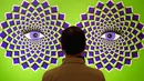 Seorang pria mengamati gambar ilusi optik dalam pameran bertajuk 'Tricked! - The Spectacular Illusion Exhibition' di Kastil Augustusburg di Augustusburg, Jerman, 1 Oktober 2019. Pameran itu menghadirkan karya seniman Meksiko Yunuen Esparza yang mulai dibuka pada 5 Oktober 2019. (AP/Jens Meyer)