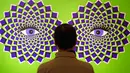 Seorang pria mengamati gambar ilusi optik dalam pameran bertajuk 'Tricked! - The Spectacular Illusion Exhibition' di Kastil Augustusburg di Augustusburg, Jerman, 1 Oktober 2019. Pameran itu menghadirkan karya seniman Meksiko Yunuen Esparza yang mulai dibuka pada 5 Oktober 2019. (AP/Jens Meyer)