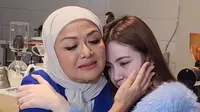 Penyanyi Betharia Sonata memeluk Rinoa Aurora sambil menangis setelah tahu putranya, Leon Dozan telah dimaafkan. Tak ada lagi dendam dan benci di hati. (Foto: Dok. YouTube Intens Investigasi)