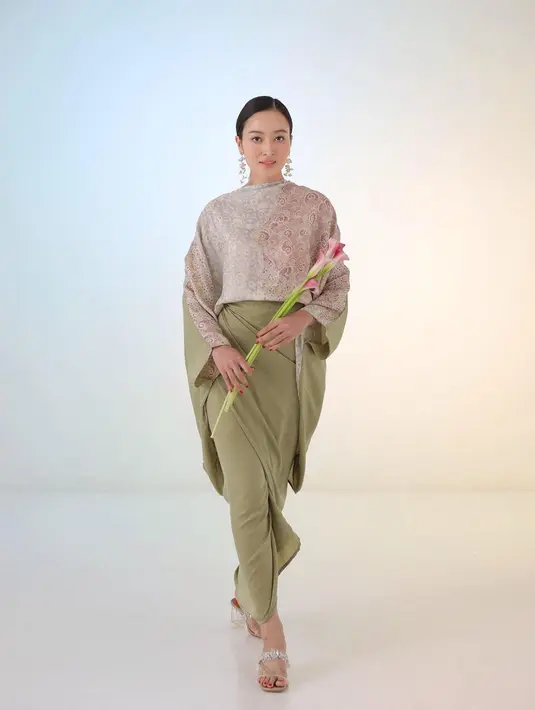 Cantiknya Puteri Modiyanti di photoshoot ini. Pesonanya sebagai perempuan Indonesia terpancar nyata ketika Puteri memasukkan unsur wastra pada penampilannya. [Foto: Instagram/putmod]