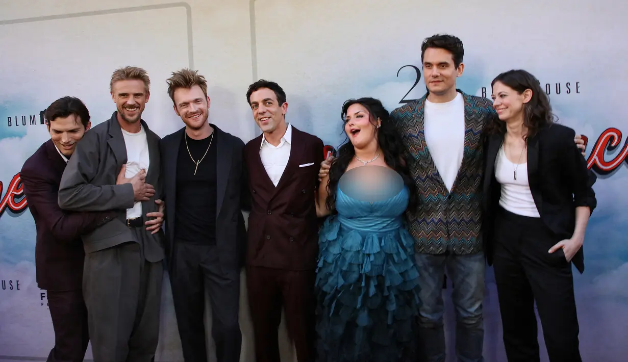 (kiri-kanan) Ashton Kutcher, Boyd Holbrook, Finneas O'Connell, B.J. Novak, Isabella Amara, John Mayer, dan Lio Tipton menghadiri pemutaran perdana film Vengeance di Ace Hotel, Los Angeles, California, Amerika Serikat, 25 Juli 2022. John Mayer tak menampik bahwa keinginan untuk menjadi seorang aktor pasti ada, namun ia menyadari kemampuannya dalam film tak sebaik para aktor Hollywood. (Robin L Marshall/Getty Images/AFP)