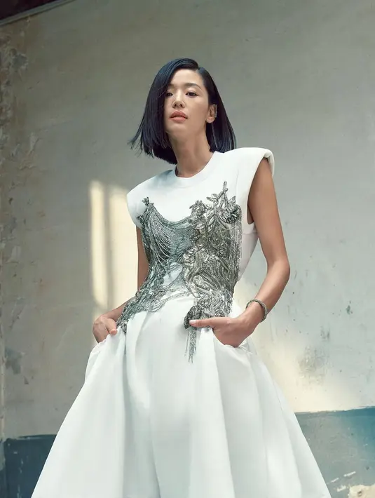 Masih di koleksi yang sama, Jun Ji Hyun tampil serba putih dengan Jersey T-Shirt yang memiliki embroideri Trailing Silver Lily Pad. Dipadukan dengan rok yang memiliki dropped pocket detailing.(instagram/alexandermcqueen)