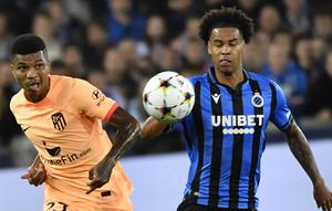 Bek Atletico Madrid Reinildo Mandava berebut bola melawan penyerang Club Brugge Tajon Buchanan pada matchday ketiga Grup B Liga Champions 2022/23 di Jan Breydel Stadium, Rabu (5/10/2022) dinihari WIB. Atletico Madrid pulang dengan nestapa saat melawat ke markas Club Brugge. (AP Photo/Geert Vanden Wijngaert)