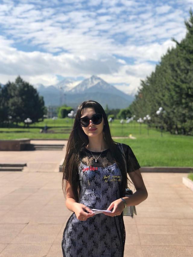 Sempat Viral, Ini 6 Potret Terbaru Pevoli Cantik Sabina Altynbekova