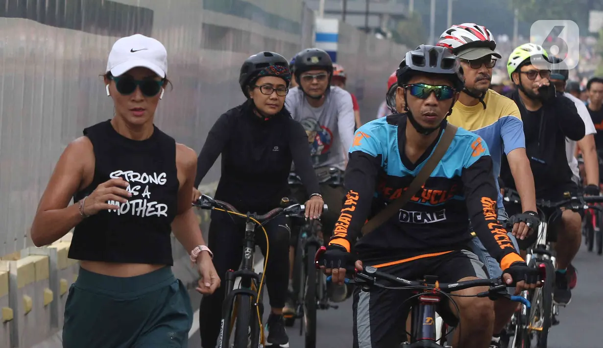 Warga bersepeda di kawasan bundaran HI, Jakarta, Minggu (12/6/2022). Car Free Day di kawasan Sudirman-Thamrin dimanfaatkan warga untuk berolah raga dan ber foto-foto. (Liputan6.com/Herman Zakharia)
