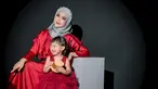 Ria Ricis dan Moana tampil kompak dengan busana yang selaras. Moana yang sudah berusia 2 tahun kini makin pandai berpose depan kamera. Pamer senyum sumringah, tak sedikit netizen yang gemas melihat tingkah keponakan Oki Setiana Dewi ini. Kenakan gaun mini dan rambut yang dikuncir dua, Moana tampak lucu. Tak lupa Moana juga membawa boneka kesayangannya. (Liputan6.com/IG/@riaricis1795)