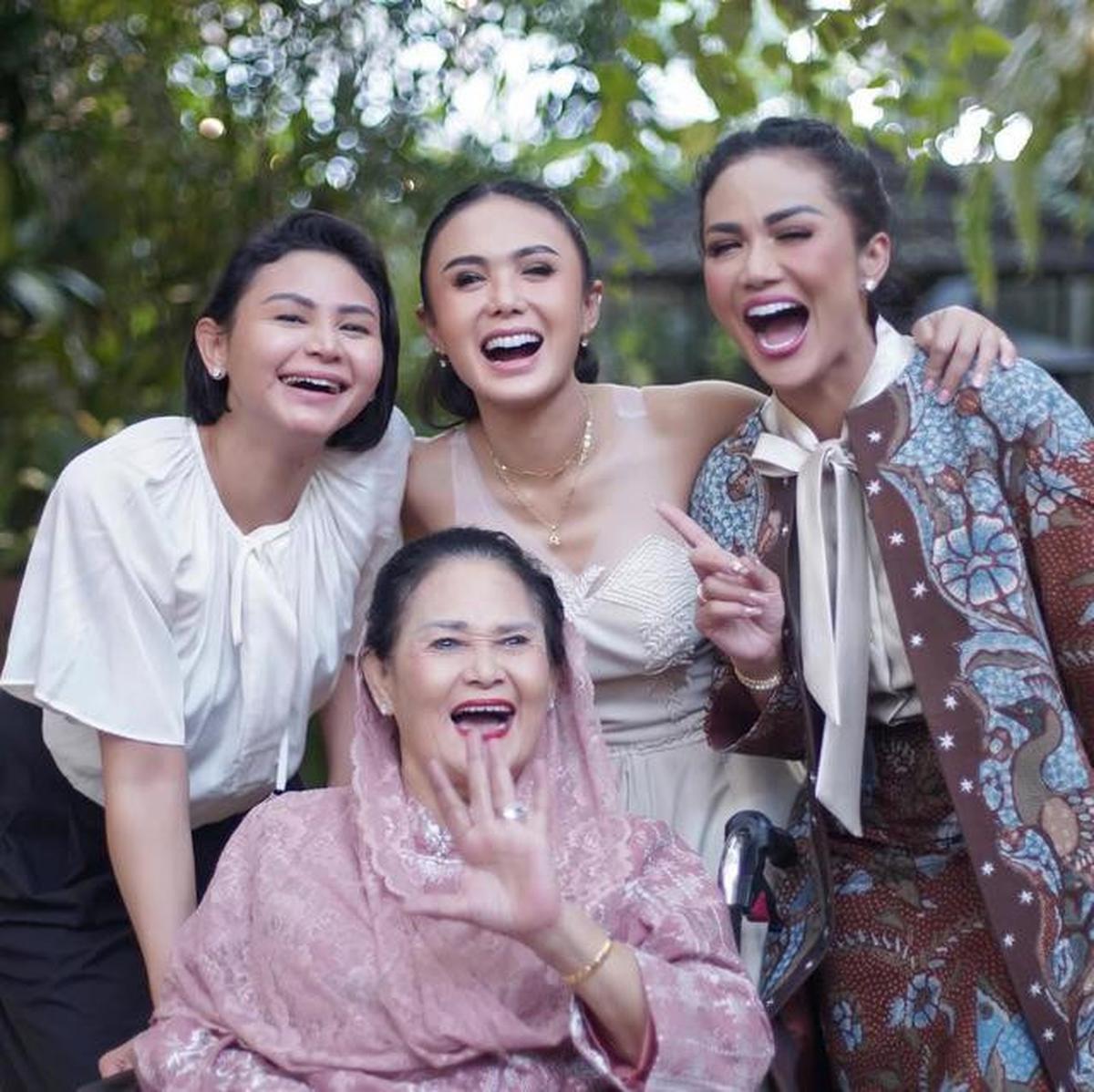 9 Potret Artis Unggah Momen Peringati Hari Ibu 2025, Ada yang Ajak Ibunda Liburan ke Eropa