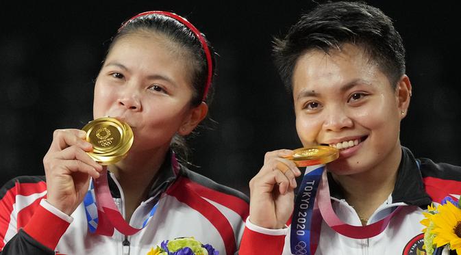 Greysia Polii dan Apriyani Rahayu dari Indonesia melakukan selebrasi dengan medali emas setelah mengalahkan Chen Qing Chen dan Jia Yi Fan dari China dalam pertandingan perebutan medali emas ganda putri di Olimpiade Musim Panas 2020, Senin, 2 Agustus 2021, di Tokyo, Jepang. (AP Photo/Dita Alangkara)