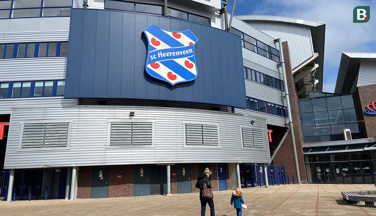 Warga memanfaatkan sepinya Abe Lenstra Stadion untuk sekedar membawa anaknya menikmati matahari, Sabtu (13/4/2021). Tidak tampak aktivitas lainnya di sekitar stadion. (Bola.com/Tito Sianipar)