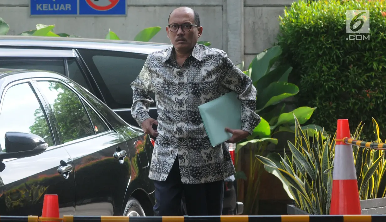 Staf ahli Menteri Agama Lukman Hakim Saifuddin, Janedjri M Gaffar memenuhi panggilan penyidik KPK di Jakarta, Kamis (11/4). Mantan Sekjen Mahkamah Konstitusi (MK) itu diperiksa sebagai saksi untuk tersangka Romahurmuziy terkait kasus jual beli jabatan di