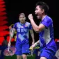 Ganda Putri Indonesia, Greysia Polii/Apriyani Rahayu berselebrasi saat bertanding melawan Mayu Matsumoto dan Ayako Sakuramoto dari Jepang pada perempat final Indonesia Open di Nusa Dua, Bali (26/11/2021). Greysia/Apriyani menang 21-16, 12-21, 21-18. (Badminton Association of Indonesia/AFP)