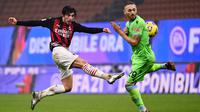Sandro Tonali - Pemain yang disebut-sebut sebagai titisan Pirlo dan Gattuso ini tampil meyakinkan dengan di AC Milan. Permainan Tonali yang berani serta pantang menyerah membuat lini tengah Rossonerri kian sulit ditembus lawan. (AFP/Marco Bertorello)