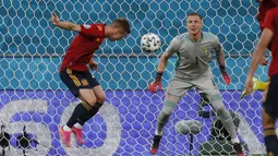 Spanyol langsung menekan Swedia di awal laga. Pada menit ke-18 sundulan gelandang Daniel olmo masih dapat dihadang kiper Swedia, Robin Olsen. (Foto: AP/Pool/Jose Manuel Vidal)