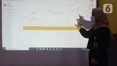 Petugas tidak bisa memasukkan hasil rekapitulasi penghitungan suara di TPS dalam Pilkada tingkat kelurahan di Kecamatan Pamulang, Tangerang Selatan, Banten, Kamis (10/12/2020). Proses rekapitulasi suara ditunda sementara karena terkendala jaringan ke server KPU Pusat down. (merdeka.com/Dwi Narwoko)