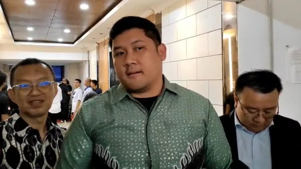 Podcaster Michael Sinaga didampingi kuasa hukumnya memenuhi panggilan Polda Metro Jaya sebagai saksi terkait kasus tudingan ijazah palsu milik Presiden ke-7 Joko Widodo alias Jokowi, Rabu (14/5/2025). (Liputan6.com/Ady Anugrahadi)