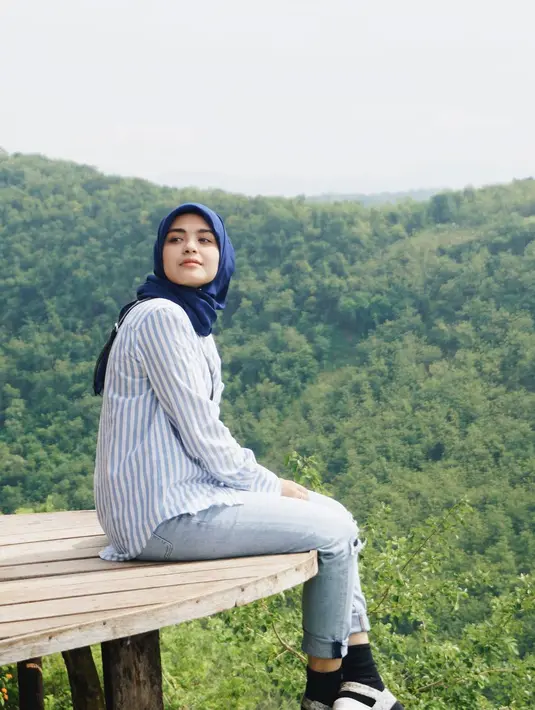 Meskipun berhijab merupakan kewajiban di Agama Islam, namun bukan hal mudah bagi sebagian wanita untuk mantap berhijab. Dan Vebby Palwinta, di usia 21 tahunnya ini berhasil memantapkan hatinya. (Instagram/vebbypalwinta)