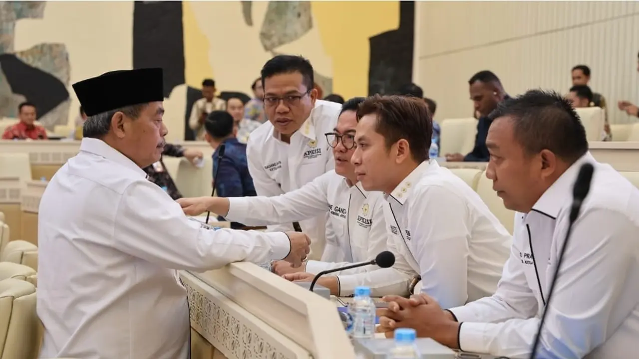 Ketua Umum Apkasi, Bursah Zarnubi (kiri) (Istimewa)