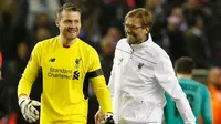 Pelatih Liverpool, Jurgen Klopp (kanan) bergembira dengan Kiper Simon Mignolet usai pertandingan melawan Bordeaux pada laga Liga Europa Grup B di Stadion Anfield, Inggris (27/11). Liverpool menang atas Bordeaux dengan skor 2-1. (Reuters/Andrew Yates)