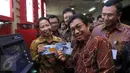 Menteri BUMN Rini Soemarno menjajal mesin ATM Himbara Link di pasar Tanah Abang, Jakarta, Senin (21/12). Merger sistem mesin ATM oleh empat bank BUMN secara matematis, dapat menghemat biaya pengelolaan hingga Rp 6,8 T/tahun. (Liputan6.com/Johan Tallo) 