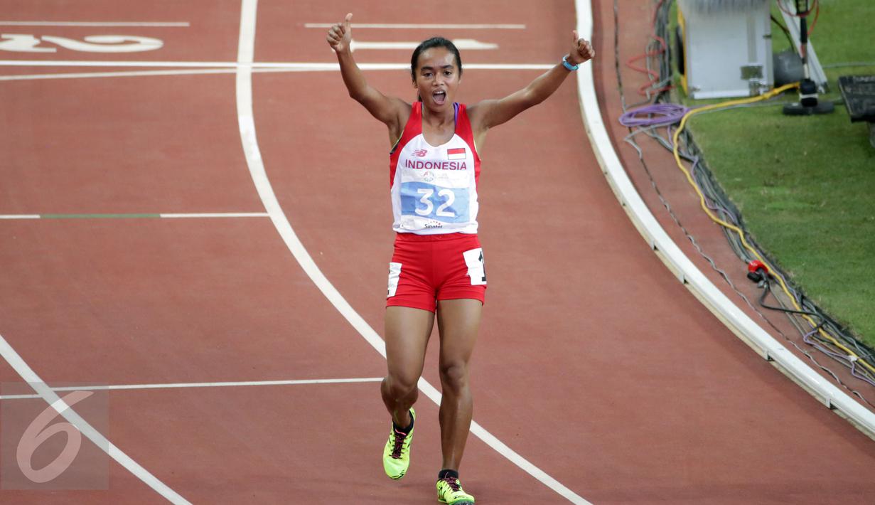 Ekspresi kemenangan Triyaningsih usai finis pertama di nomor 10.000 M di National Stadium Singapura, Kamis (11/6/2015). Triyaningsih mencatatkan waktu 33 menit 44,53 detik dan berhasil meraih medali emas. (Liputan6.com/Helmi Fithriansyah)