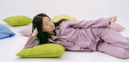 Sarung bantal berbahan katun organik memberikan kenyamanan saat tidur sehingga dapat menjalani aktivitas sehari-hari dengan optimal.(Foto/dok: Pexels/SHVETSproduction)