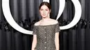 Maria Valverde mengenakan Chanel black and gold cotton dress, sesuai dengan look 52 dari koleksi Chanel Paris-Chateu des Dames 2020/21 Metiers d'art. Makeup, sepatu, dan perhiasan yang dikenakannya juga dari Chanel; cincin Coco Crush dengan emas putih 18K dan berlian. Foto: Document/Chanel.