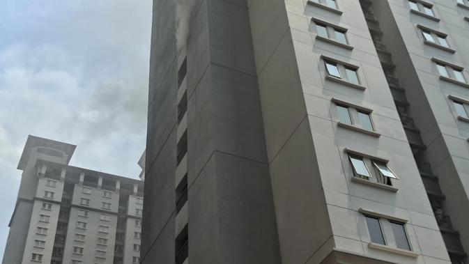 4 Jam Sudah Kebakaran di Apartemen Mediterania Jakbar: Sejumlah Penghuni Dilarikan ke Rumah Sakit