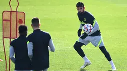 Penyerang Atletico Madrid, Diego Costa, mengontrol bola saat sesi latihan di Estadio Wanda Metropolitano, Selasa (24/11/2020). Atletico Madrid akan menghadapi Lokomotiv Moscow pada laga matchday keempat Liga Champions. (AFP/Gabriel Bouys)