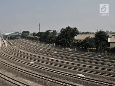 Suasana area pembangunan Depo kereta Cipinang, di Jakarta, Kamis (10/5). Depo yang nantinya sebagai tempat perawatan dan pemeriksaan kereta tersebut sudah mencapai titik rampung. (Merdeka.com/Iqbal S. Nugroho)