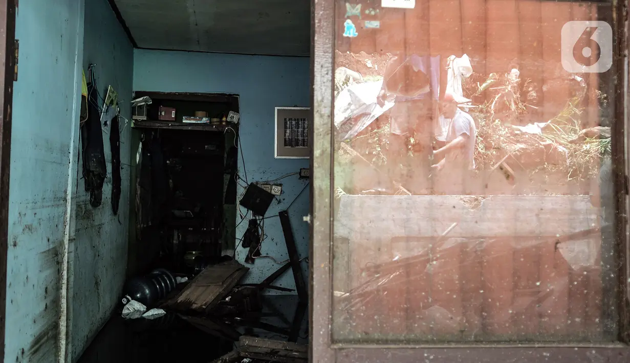 Kondisi salah satu rumah di permukiman warga kawasan Kemang Timur XI, Jakarta Selatan, Minggu (21/2/2021). Longsor yang merusak rumah dan menutup aliran kali membuat RT 10 dan 12, RW 03, Kelurahan Bangka, Kecamatan Mampang Prapatan masih terendam banjir. (merdeka.com/Iqbal S. Nugroho)
