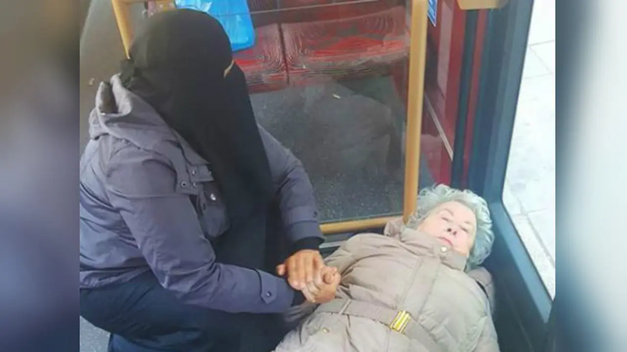 Perempuan muslim tenangkan nenek