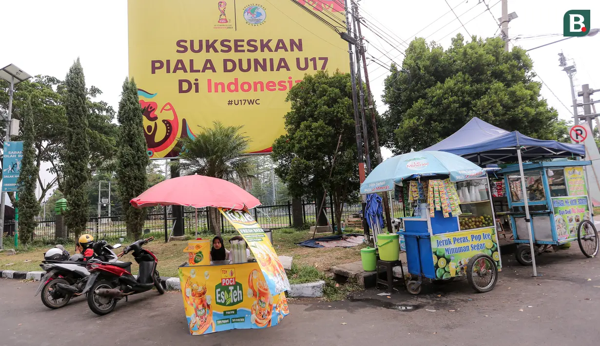 Papan reklame bertuliskan "Sukseskan Piala Dunia U-17 di Indonesia" terpasang di pintu masuk Stadion Si Jalak Harupat di Kutawaringin, Kabupaten Bandung, Jawa Barat pada Sabtu (21/10/2023) WIB. (Bola.com/Bagaskara Lazuardi)