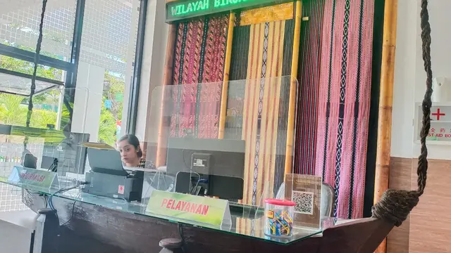 Meja resepsionis yang dibuat berbentuk perahu menggunakan bahan dari kayu.(Liputan6.com/Dionisius Wilibardus)