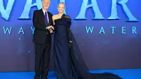 Suzy Amis Cameron (kanan)&nbsp;dan&nbsp;James Cameron (kiri) di pemutaran perdana film&nbsp;Avatar 2. (dok. Tencel)