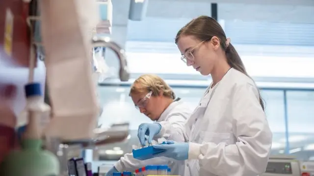 Vaksin Oxford / AstraZeneca saat ini sedang dalam tahap pengujian akhir.