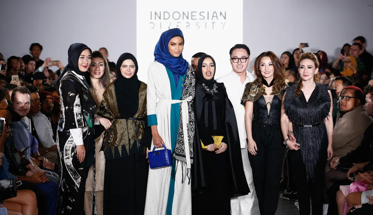 Perancang Busana Dian Pelangi bersama para desainer berpose selama acara New York Fashion Week 2017 di The Dream Downtown Hotel, New York, AS (7/9). (Brian Ach/Getty Images for Indonesian Diversity/AFP)