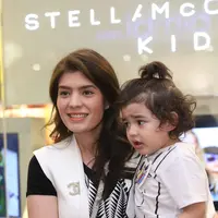 Sebagai anak artis, Quenzino Acana Naif banyak dikenal oleh masyarakat. Lantaran foto-fotonya yang diunggah melalui media sosial.  Bahkan, sempat dua kali akun Instagramnya diretas. (Nurwahyunan/Bintang.com)