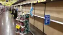 Rak-rak kosong di lorong kertas toilet di toko Fred Meyer, negara bagian Oregon, AS pada 14 November 2020. Lonjakan kasus COVID-19 di AS membuat orang kembali ke toko untuk menimbun lagi, meninggalkan rak kosong dan memaksa pengecer membatasi pembelian (Samantha Swindler/The Oregonian via AP)