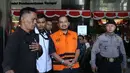 Bupati Pemalang Anom Widiyantoro berjalan menuju mobil tahanan usai menjalani pemeriksaan di Gedung Merah Putih KPK, Jakarta, Kamis  (30/7/2026).  (KLY/ Arie Basuki)
