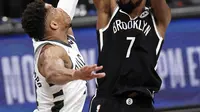 Forward Brooklyn Nets, Kevin Durant (baju hitam) berhadapan dengan forward Milwaukee Bucks, Giannis Antetokounmpo. (AP/Adam Hunger).