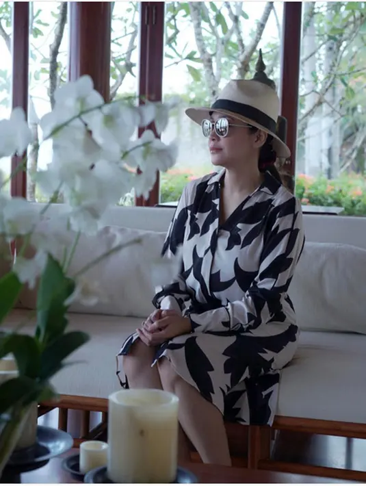 "Good morning from #Phuket #MaiaEstianty #diarymaia," tulis Maia dalam keterangan foto yang diunggah pada 30 April silam. Foto yang mendapat ribuan likes itu banjir pujian cantik dan awet muda. (Instagram/maiaestiantyreal)