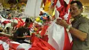 Penjahit menyelesaikan pembuatan Bendera Merah Putih di Pasar Senen, Jakarta, Rabu (3/8). Menjelang peringatan HUT Kemerdekaan, sejumlah konveksi dan perajin bendera di Pasar Senen mengalami peningkatan omzet. (Liputan6.com/Gempur M Surya)