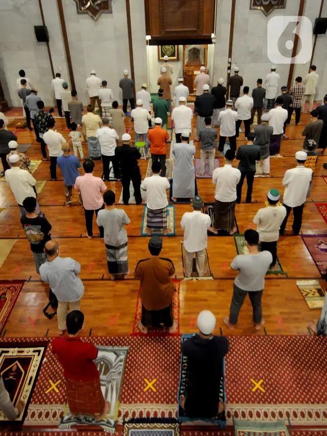 FOTO: Pelaksanaan Salat Tarawih Pertama di Masjid Raya Cinere