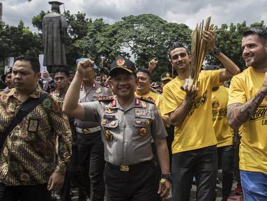 Kapolri, Tito Karnavian, bersama pemain Bhayangkara FC merayakan gelar juara di PTIK, Jakarta, Selasa (12/12/2017). Menjadi juara Liga 1, pemain dan official Bhayangkara mendapatkan penghargaan dari Polri. (Bola.com/Vitalis Yogi Trisna)