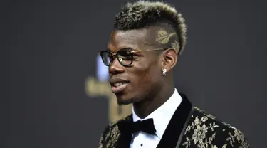 Gelandang Juventus, Paul Pogba berpose saat tiba menghadiri penghargaan FIFA Ballon d'Or 2015 di Kongresshaus, Zurich, Swiss (11/1/2016). Pemain terbaik dunia FIFA Ballon d'Or 2015 direbut penyerang Barcelona Lionel Messi. (AFP PHOTO/MICHAEL Buholzer)