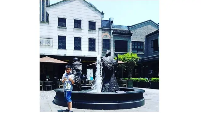 Anak dari pasangan Iie Hadinata dan Ira Kurnia Santoso ini memulai terjun ke dunia seni sejak masuk di sekolah dasar.