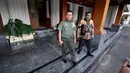 Panglima TNI Jenderal Moeldoko (kiri) usai menggelar rapat tertutup di Kantor Menko Polhukam, Jakarta, Jumat (6/2/2015). Rapat tersebut ditujukkan untuk membahas kondisi keamanan di Poso, Sulawesi Tengah. (Liputan6.com/Faizal Fanani)